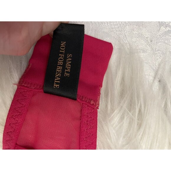 Chic Lace Underwire Bra in Vibrant Pink - Picture 7 of 8